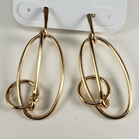 Sculptural Gold Loop Earrings – Interlocking Oval Drop Design Fashion Jewelry - Picture 4 of 10